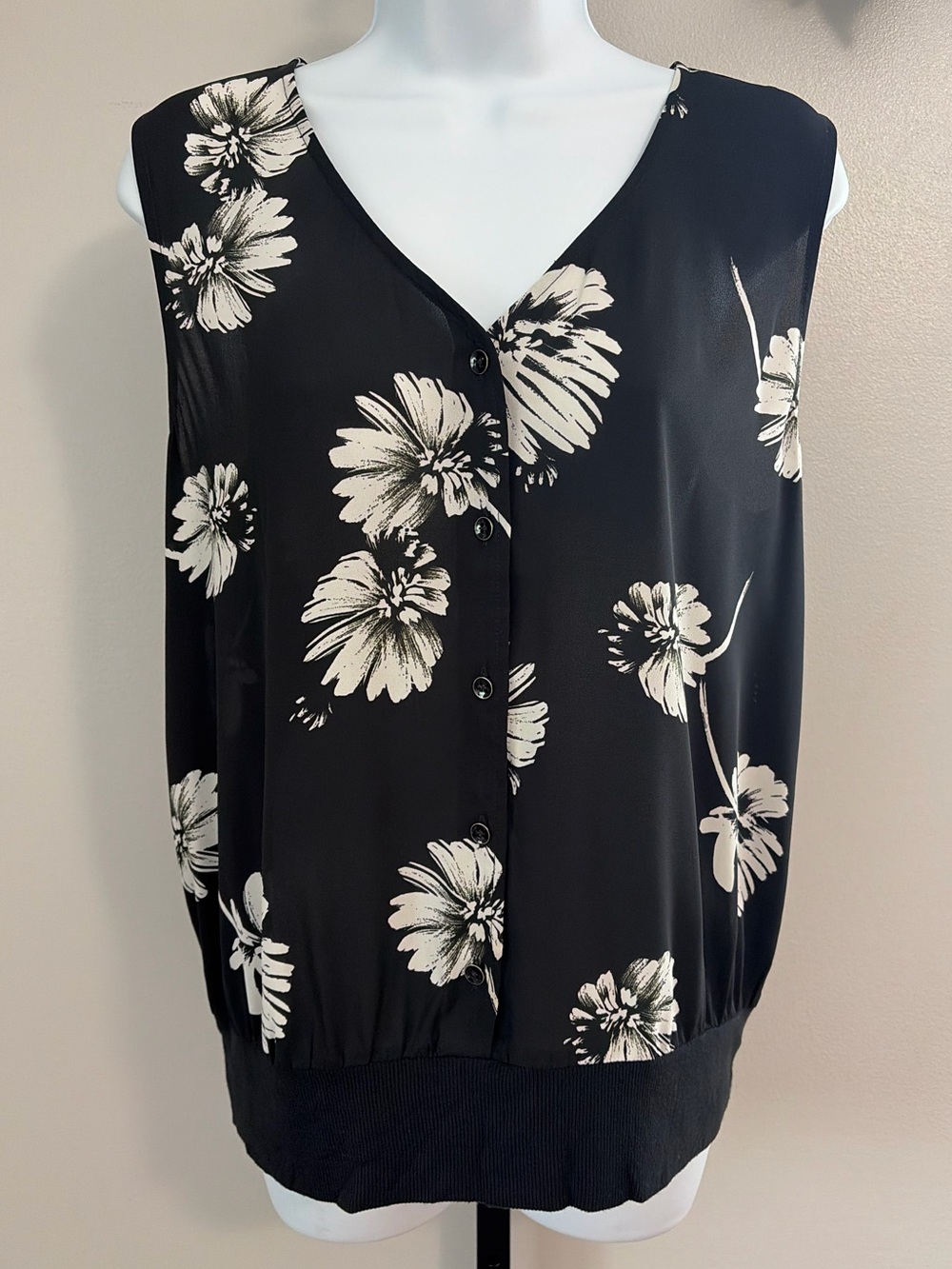 CAbi Black and White Floral V-Neck Sleeveless Button Front Blouse